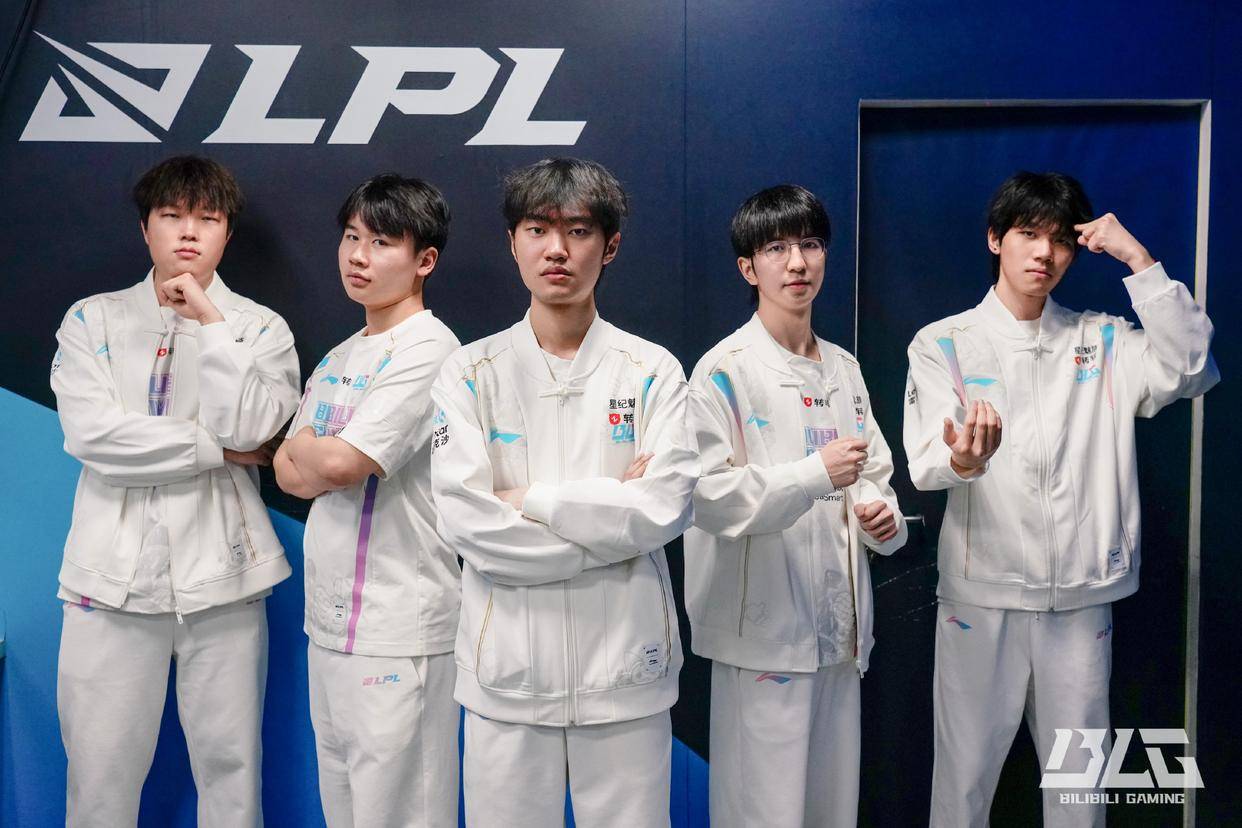 LPL决赛震撼开打,巅峰对决引爆全场 LPL决赛震撼开打,巅峰对决引爆全场