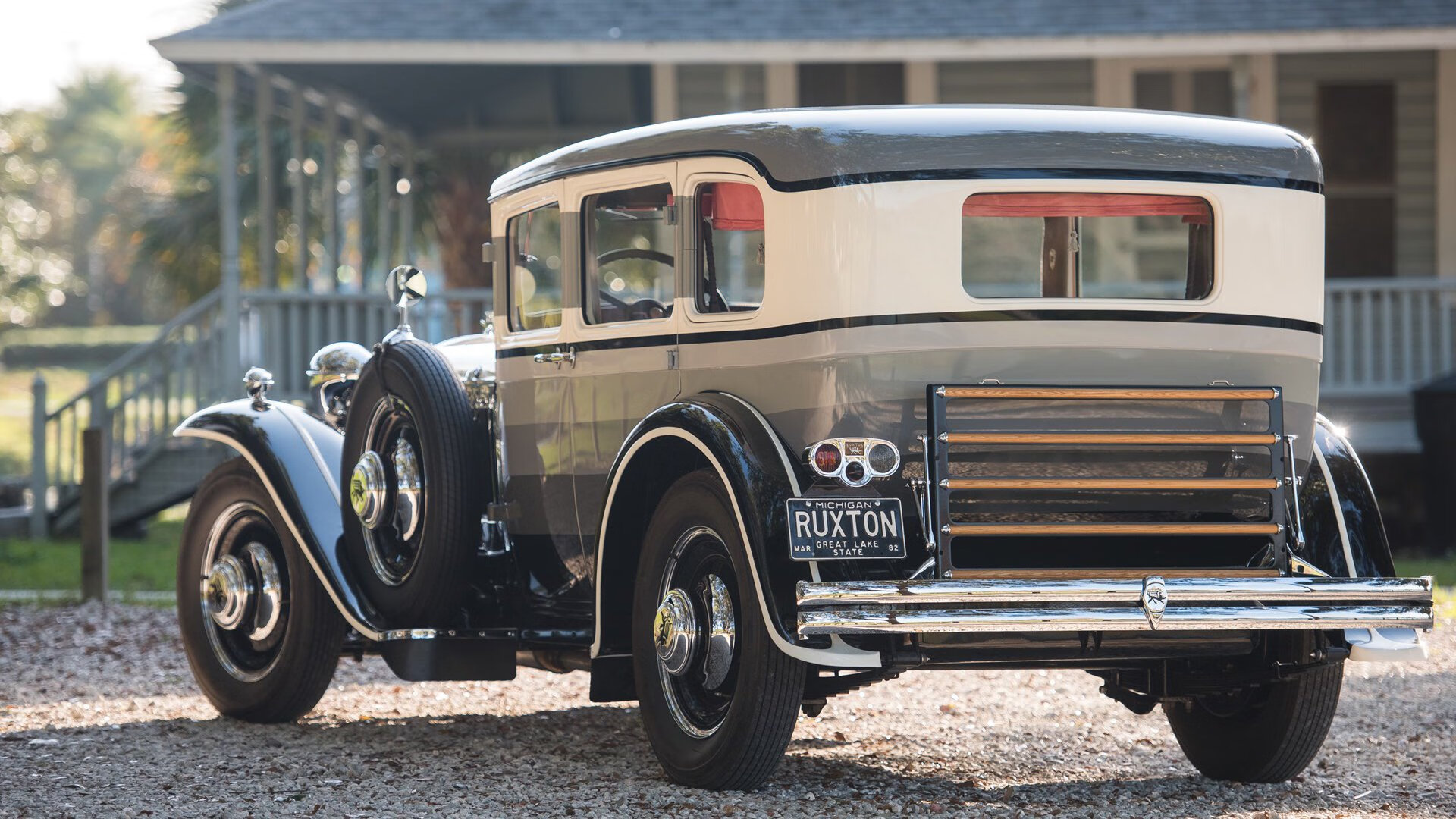 伦纳德，在麦迪逊与摩达中心的裂谷间，他是唯一的摆渡人